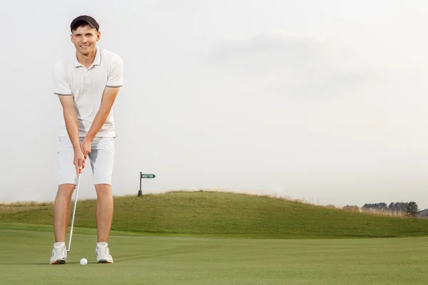 年轻的高尔夫球手准备击球 — 图库照片