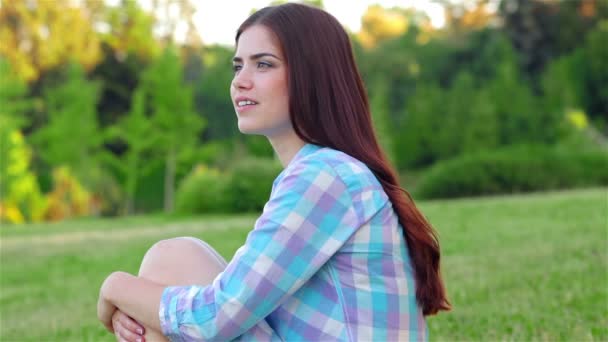 Mooi meisje ontspannen in een veld — Stockvideo