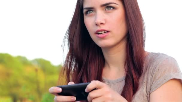 Retrato de una joven en el parque de mensajes de texto en la tableta — Vídeos de Stock