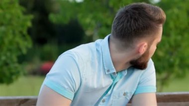 Yakışıklı adam parkta telefonda mesaj yazma