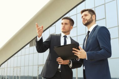 İki ortak yeni proje tartışıyor