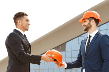 İki yakışıklı Mimarlar birlikte çalışmak için bir araya geldi