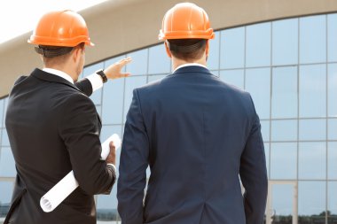 İki bina gelişimlerini değerlendirmek mimar