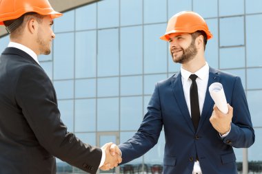 Karşılıklı iki yakışıklı meslektaşlarının açık havada