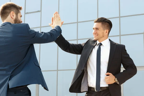 Twee business collega's high-fiving — Stockfoto