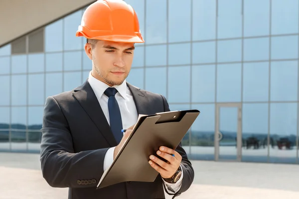 Yakışıklı mimar not almak