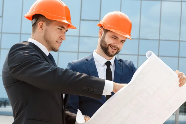 İki mühendis mimari planları kontrol