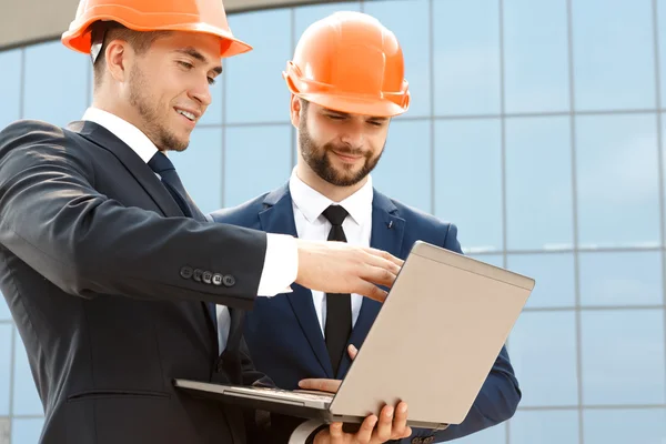 Planlarını laptop inceleyerek mühendisleri çifti