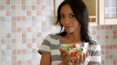 Ev hanımı salata ile mutfakta