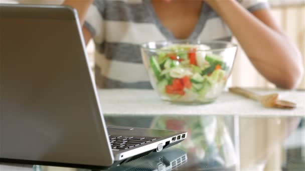 Housewife eating salad — Stock Video