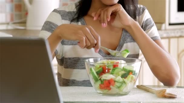 Huisvrouw eten Salade — Stockvideo