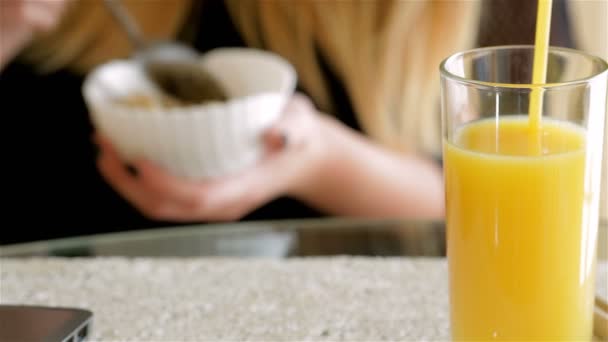 朝食にシリアルを食べる女 — ストック動画