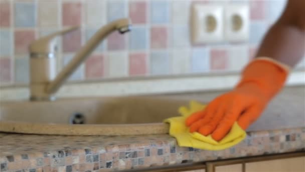 Housewife cleaning sink in the kitchen — Stock Video