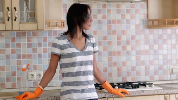 Уставшая домохозяйка после уборки — стоковое видео