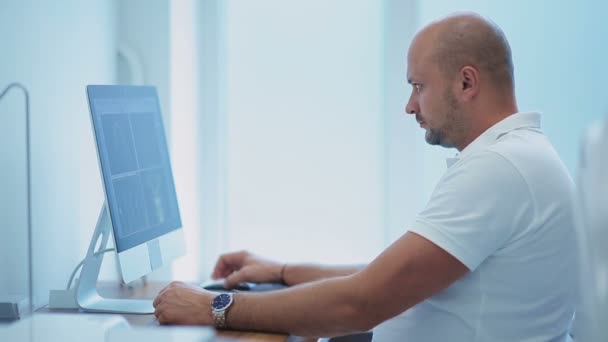 Dentist working on computer — Stock Video