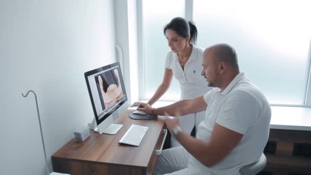 Dois dentistas tendo uma discussão profissional — Vídeo de Stock