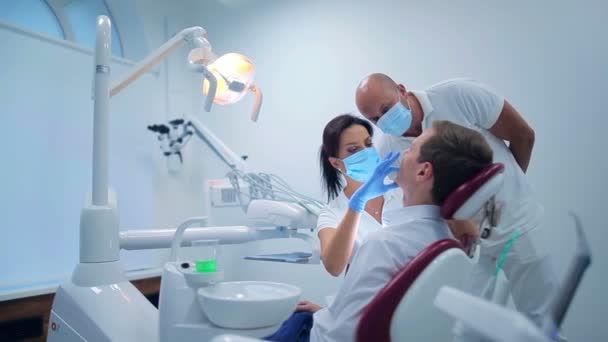 Due dentisti che fanno un esame del paziente — Video Stock