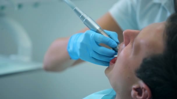 Zubař instalace náplně k pacientovi — Stock video