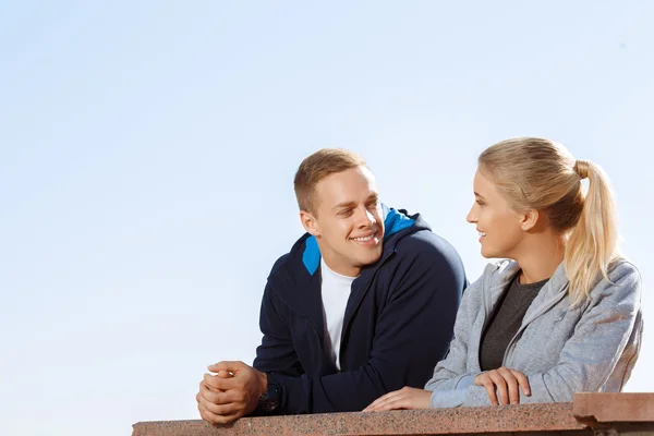 Twee vrienden te praten tijdens een pauze — Stockfoto