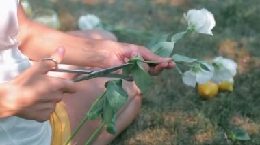 Çiçek sapları kesme kadın