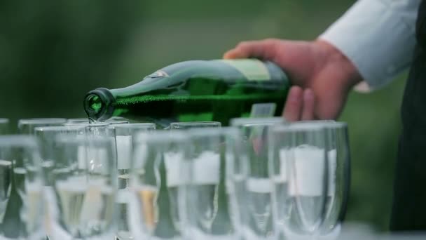 Champagneglas på en bröllopsfest — Stockvideo