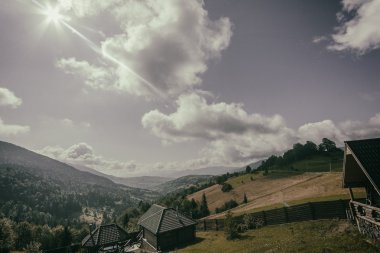Bir vadiden dağın tepesine görüntüleyin