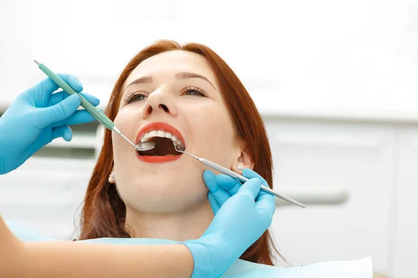 Bir diş check-up olan genç kız