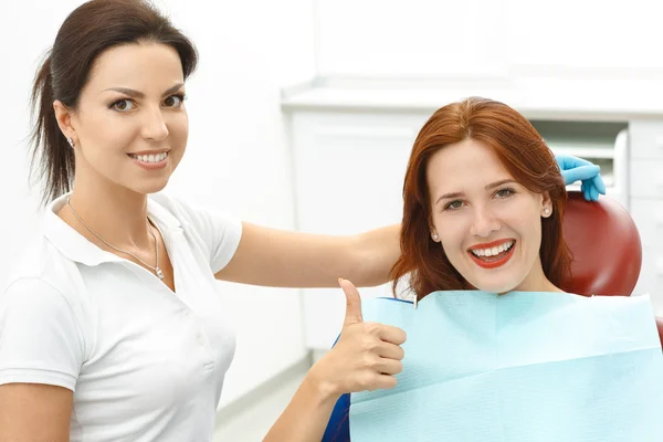 Bir diş hekimleri sandalyede oturan kız