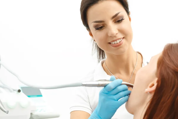 Dentist performing a dental procedure on patient — Stock Photo, Image