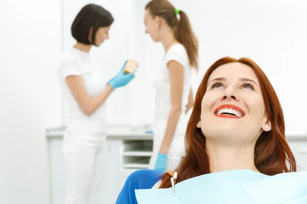 Hermosa chica en la silla dental — Foto de Stock