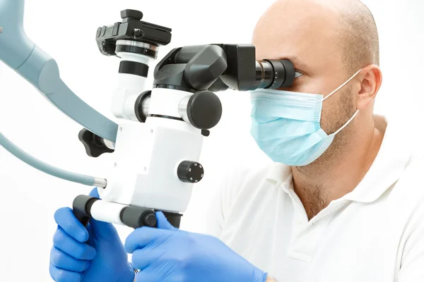 Dentiste utilisant un microscope dentaire pendant l'inspection — Photo