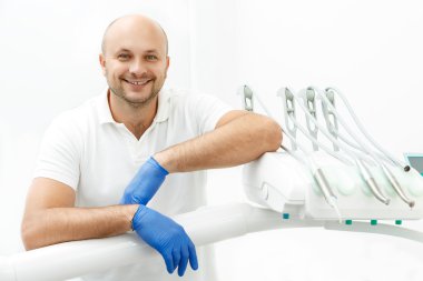 Diş hekimi diş aletleri tepsiye yaslanmış