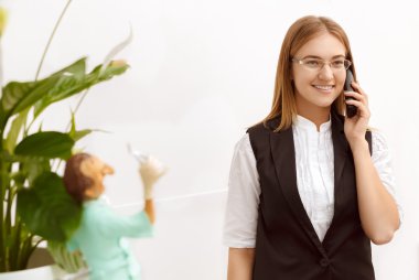 Çağrı yanıtlanıyor resepsiyonda güzel kız