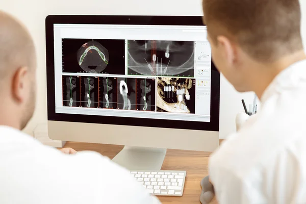 Dentists and assistant discussing the x-ray — Stock Photo, Image