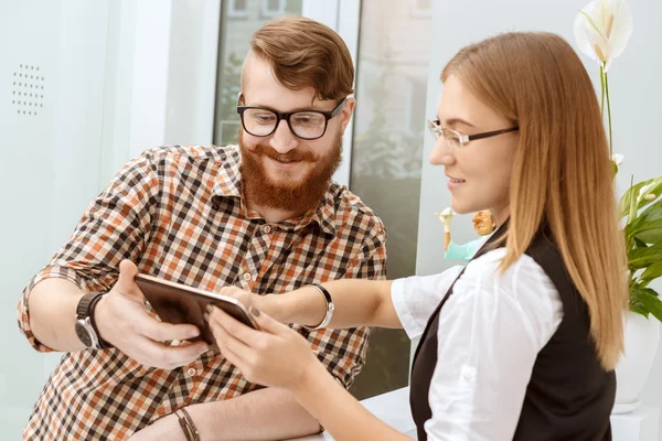 Müşteri ile resepsiyonda güzel kız