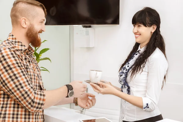 Gerente de oficina que ofrece al cliente una taza de té — Foto de Stock