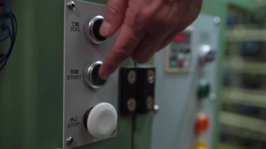 Kontrol paneli yeşil ışık ve el düğmesi, aydınlatma LED durumu ve metal düğmeler teknisyeni ile fabrika dolabının içine yakın çekim.