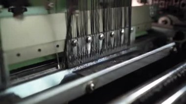 Örgü iğnesi başı besleme ipliği, senkronize kancalar yoğun dikiş deseni oluşturur, yansıtıcı kılavuz plaka, güzel tonlar, robotik ritim, mekanik detay