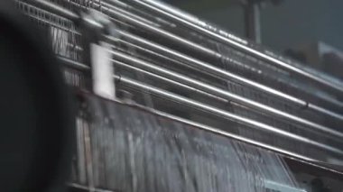 Ritim iğnesi ve iplik hareketleriyle otomatik tekstil üretimi