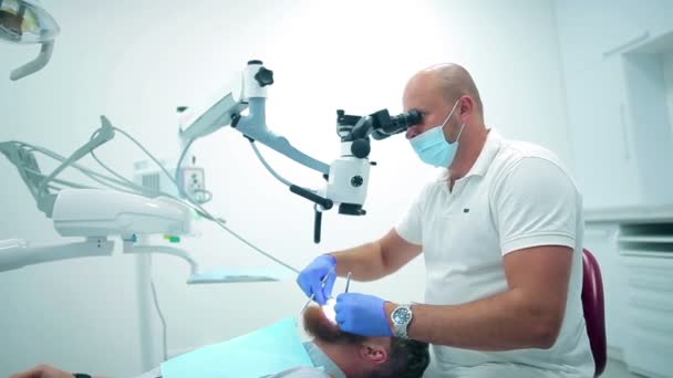 Dentiste professionnel examinant le patient — Video