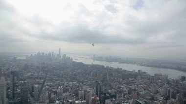 Empire State Binası üzerinde uçan helikopter