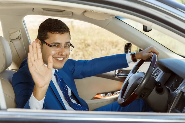 genç işadamı arabasını