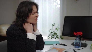 Ofisteki nahoş bir telefon görüşmesi sırasında masasında oturan üzgün bir kadın tele-pazarlamacı stresli ve endişeli.