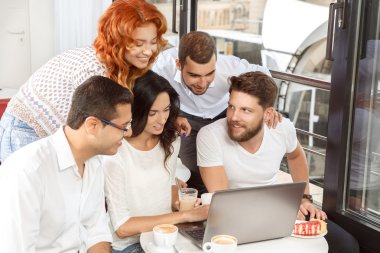 Kafede dizüstü bilgisayar ile arkadaş