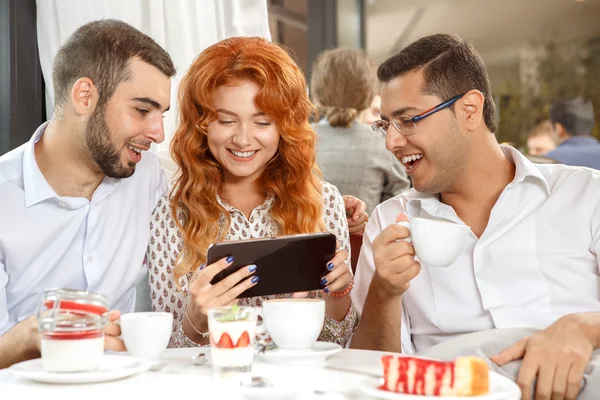 Neşeli iş ortakları kahve molası — Stok fotoğraf