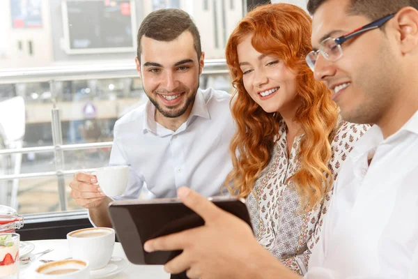 Partenaires commerciaux joyeux pendant la pause café — Photo