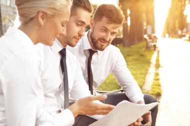 Yeni proje tartışırken iş ortakları