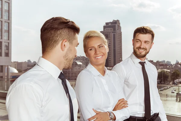 Tres socios de negocios conversando — Foto de Stock