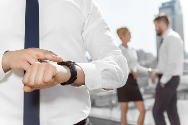 İş adamı saati kontrol ediyor