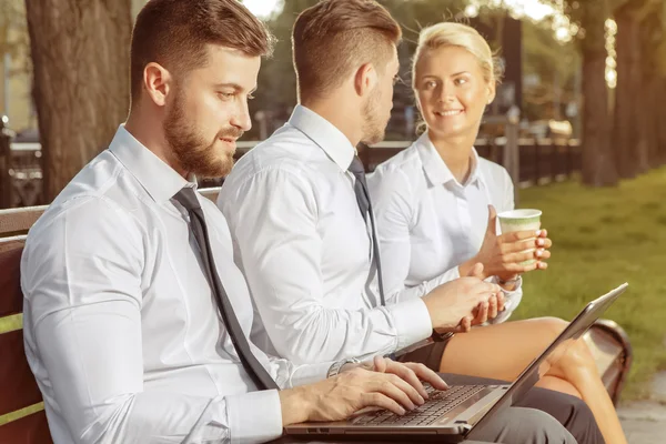 Compañeros de negocios en descanso café — Foto de Stock